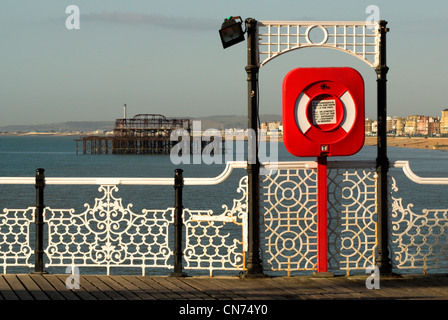 Ansicht Westen vom Brighton Pier mit den Resten der West Pier im Hintergrund. Stockfoto