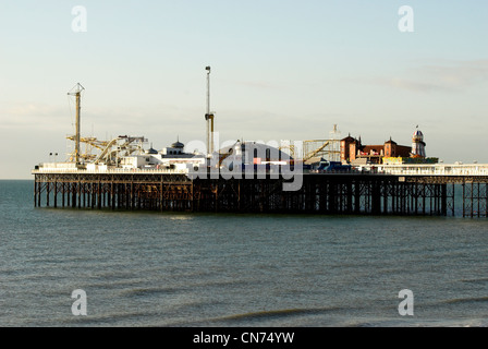 Kirmes-Fahrten am Ende der Pier von Brighton. Stockfoto