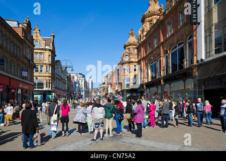 Shopper beobachten Straßenkünstler auf Briggate (Haupteinkaufsstraße) in der Stadt Zentrum, Leeds, West Yorkshire, England Stockfoto