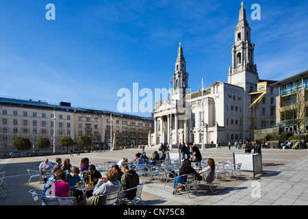 Cafe vor Leeds Civic Hall, Millenium Square, Leeds, West Yorkshire, England Stockfoto