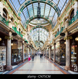 Geschäfte in der Grafschaft Arcade in Victoria Quarter, Briggate, Leeds, West Yorkshire, England Stockfoto