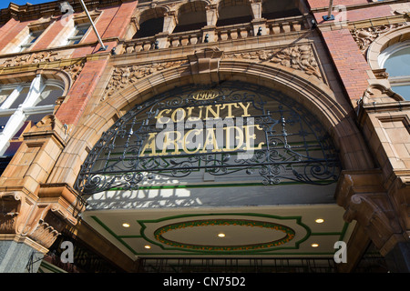 Eintritt in die Grafschaft Arcade in Victoria Quarter, Briggate, Leeds, West Yorkshire, England Stockfoto