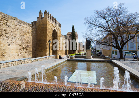 Das arabische Puerta de Almodovar-Tor in die römischen Mauern rund um die historische Altstadt, Córdoba, Andalusien, Spanien Stockfoto