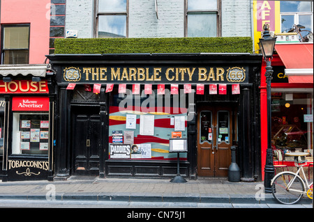 Irland - Marble City Bar - ein typischer Irish Pub in Kilkenny, Irland Stockfoto