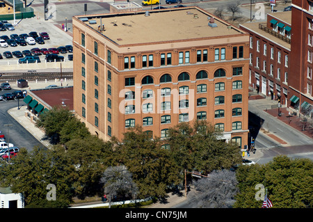 Luftaufnahme des ehemaligen Texas Book Depository Schulgebäudes in Dealey Plaza in Dallas, Texas Stockfoto