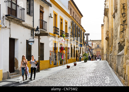 Geschäfte außerhalb der Mezquita (-Moschee-Kathedrale) in der historischen Altstadt (La Juderia), Córdoba, Andalusien, Spanien Stockfoto