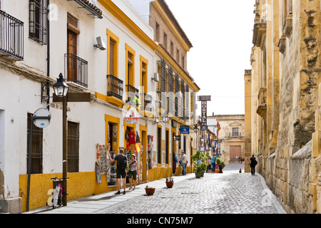 Geschäfte außerhalb der Mezquita (-Moschee-Kathedrale) in der historischen Altstadt (La Juderia), Córdoba, Andalusien, Spanien Stockfoto