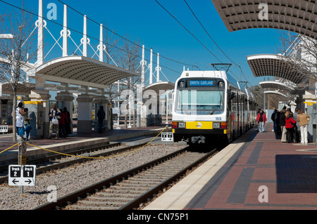 Pendler auf dem Bahnsteig Fang ein DART Zug an der Union Station, Dallas, Texas Stockfoto