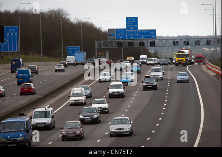 Verkehr auf der Autobahn M25, Essex, in der Nähe der Kreuzung mit der M11, England. April 2012 Stockfoto