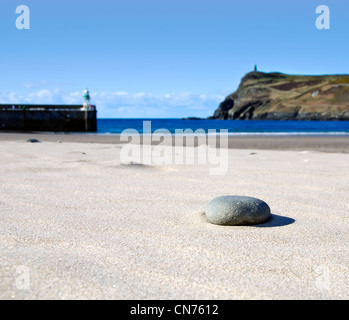 Detail der Stein an einem Sandstrand mit Lighhouse und Turm im Hintergrund. Port Erin - Isle of man flache Fokus Stockfoto