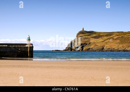 Sandstrand mit Leuchtturm an der Mole-Wand und einem Turm auf den Klippen an einem schönen sonnigen Tag in Port Erin - Isle Of Man Stockfoto