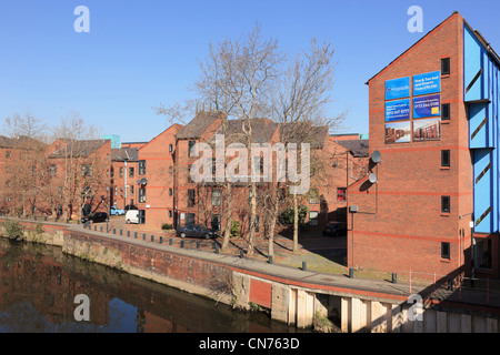 Neue Apartments am Wasser beworben für den Verkauf auf neu entwickelte Kai neben den Fluss Aire in Leeds West Yorkshire England UK Stockfoto