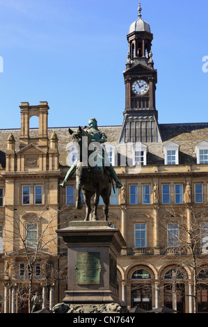 Bronzeskulptur von Thomas Brock Edward of Woodstock oder Black Prince auf dem Pferderücken außerhalb alte Postgebäude in Leeds Stockfoto