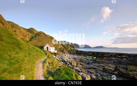 Weg zum weißen Fishermans Cottage an der Küste - Niarbyl auf der Isle Of Man Stockfoto