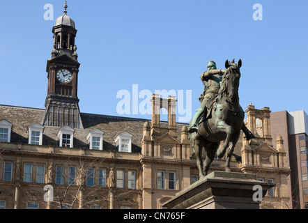 Bronzeskulptur von Thomas Brock Edward of Woodstock oder Black Prince auf dem Pferderücken außerhalb alte Postgebäude in Leeds Stockfoto