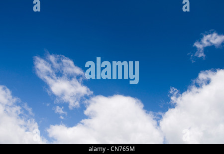 Ein blauer Himmel mit weißen Wolken Stockfoto