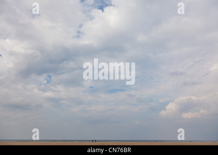 Großen Himmel über Holkham Beach Norfolk UK mit weit entfernten Menschen Stockfoto