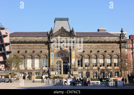 Leeds City Museum im historischen Civic Institut Gebäude 1862 mit Personen außerhalb. Millennium Square Leeds Yorkshire England Großbritannien Stockfoto