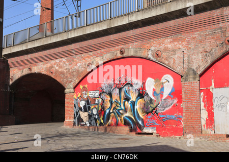 Urban Street Art mit Graffiti unter der alten Eisenbahnbrücke wölbt sich in der Stadt Leeds West Yorkshire England UK England Stockfoto