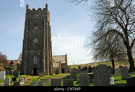 Kirche St. Calixtus, West nach unten. Turmuhr 1712. Fullabrook Windpark hinter. Stockfoto