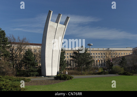 Denkmal für die Berliner Luftbrücke (Luftbrücke) in Platz der Luftbrücke, in der Nähe von Flughafen Tempelhof Stockfoto