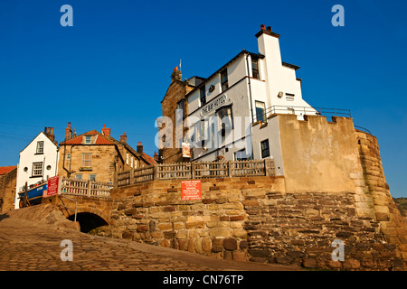 Bay Hotel-Pub, Dorf & Slipanlage des historischen Fischerdorfes Dorf von Robin Hoods Bay, in der Nähe von Whitby, North Yorkshire, England. Stockfoto