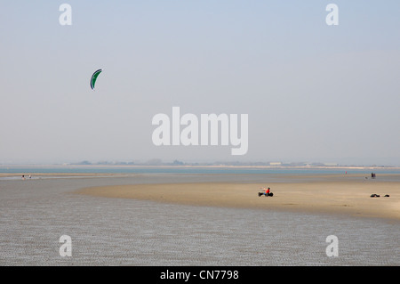 Kite-Buggyfahren im Osten Kopf West Wittering. Stockfoto