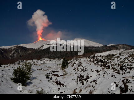 Ausbruch des Ätna, gesehen 8. / 9. Februar 2012, von der Mareneve Straße oberhalb Fornazzo, Sizilien, Italien Stockfoto