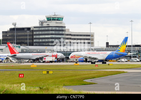 2 Jet 2. com Airbus-Flugzeuge am Flughafen Manchester Stockfoto