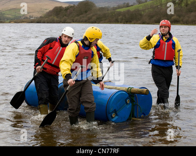 Floß Racing auf See Semerwater, Wensleydale in North Yorkshire Nationalpark, Großbritannien Stockfoto