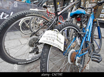 Eine verlassene Fahrrad ist Gegenstand von Ermittlungen und die Gefahr der Zerstörung von Brighton und Hove City Council. Stockfoto