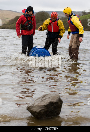 Floß Racing auf See Semerwater, Wensleydale in North Yorkshire Nationalpark, Großbritannien Stockfoto