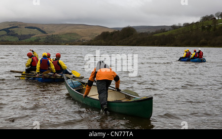 Floß Racing auf See Semerwater, Wensleydale in North Yorkshire Nationalpark, Großbritannien Stockfoto