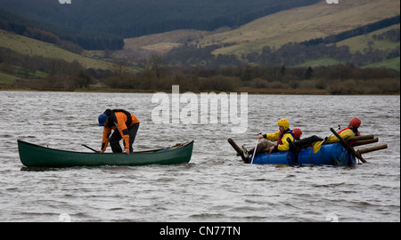 Floß Racing auf See Semerwater, Wensleydale in North Yorkshire Nationalpark, Großbritannien Stockfoto