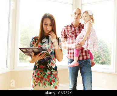 Junge Familie Anzeige Eigenschaft Stockfoto