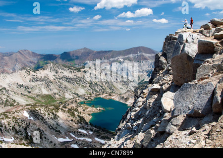 Wanderer, Hinweis auf die Sehenswürdigkeiten vom Gipfel des Eagle Cap in Oregon Wallowa Mountains. Stockfoto