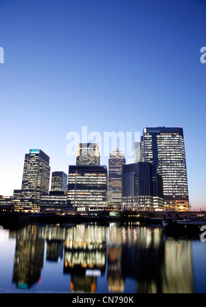 Büro-Hochhäuser in Canary Wharf in der Nacht. Canary Wharf ist das wichtigsten Bankenviertel in London Stockfoto