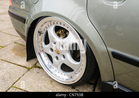 18' Veloce Silber mehrteiligen Leichtmetallfelgen auf einem Porsche Turbo 2 3.6L Stockfoto