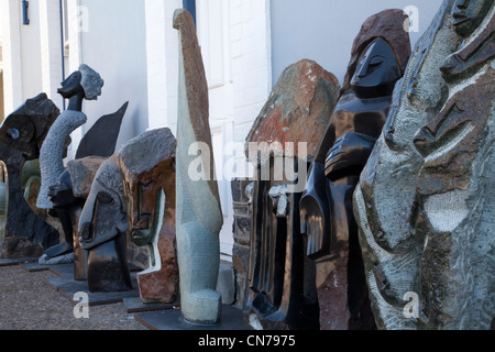 Reihe von afrikanischen Skulpturen zum Verkauf Stockfoto
