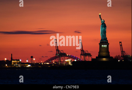 Freiheitsstatue in der Abenddämmerung vom Battery Park in New York, NY, USA, 2. Januar 2010 zu sehen. (Adrien Veczan) Stockfoto
