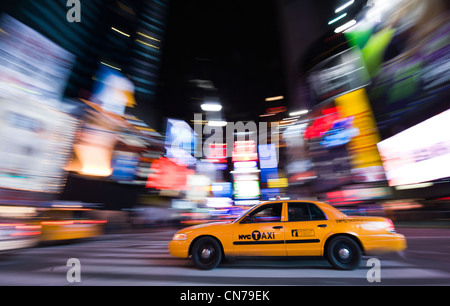 Ein gelbes Taxi zoomt von am Times Square in New York, NY, USA, 3. Januar 2010. (Adrien Veczan) Stockfoto