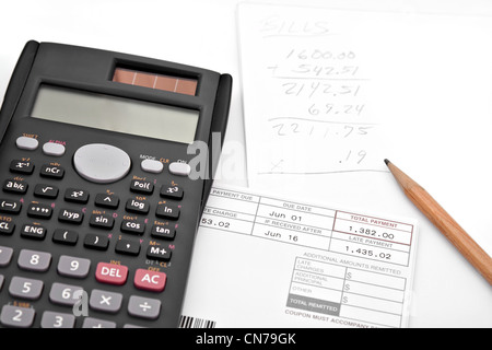 Addiert man die monatlichen Ausgaben für Haushalt Rechnungswesen. Ein Taschenrechner Bleistift und Papierkram. isoliert auf weiß. Stockfoto