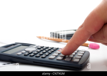 Ein Finger addieren von Zahlen, die Verwendung eines Taschenrechners isoliert auf einem weißen Hintergrund. Stockfoto