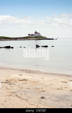 Watch Hill Rhode Island Strand mit dem historischen Leuchtturm Wahrzeichen in der Ferne. Stockfoto