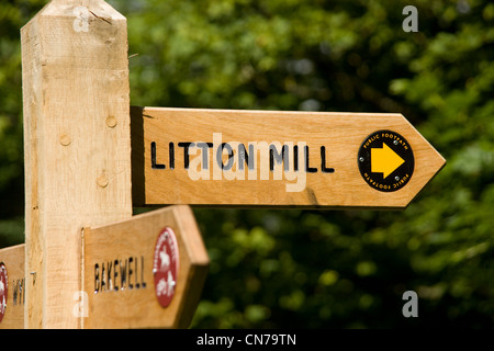 Wanderweg-Zeichen, Litton Mill auf dem Monsal Trail in der Nähe von Litton Mill im Peak District in Derbyshire Stockfoto