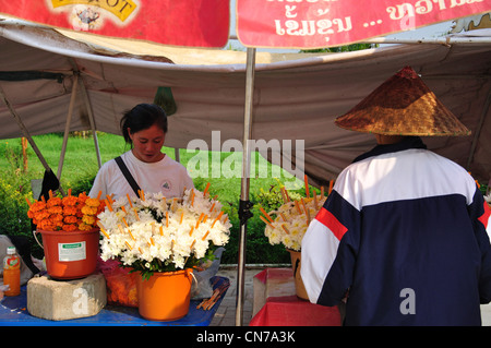 Blume-Stall von Chao Anouvong Statue auf Mekong Riverfront, Vientiane, der Präfektur Vientiane, Laos Stockfoto