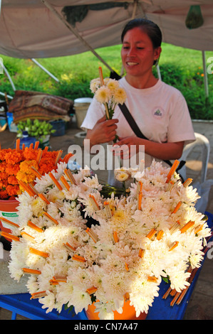 Blume-Stall von Chao Anouvong Statue auf Mekong Riverfront, Vientiane, der Präfektur Vientiane, Laos Stockfoto