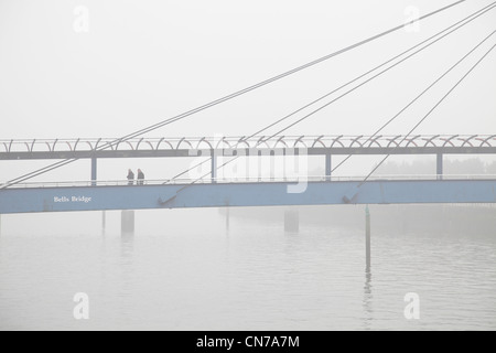 Glocken Brücke über den Fluss Clyde in Fog, Glasgow, Schottland, Großbritannien Stockfoto