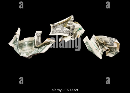 Drei zerknittert einem Dollar-Scheine auf schwarzem Hintergrund isoliert. Stockfoto