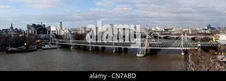 Panorama Bahnhof Charing Cross und Hungerford Bridge in London Stockfoto